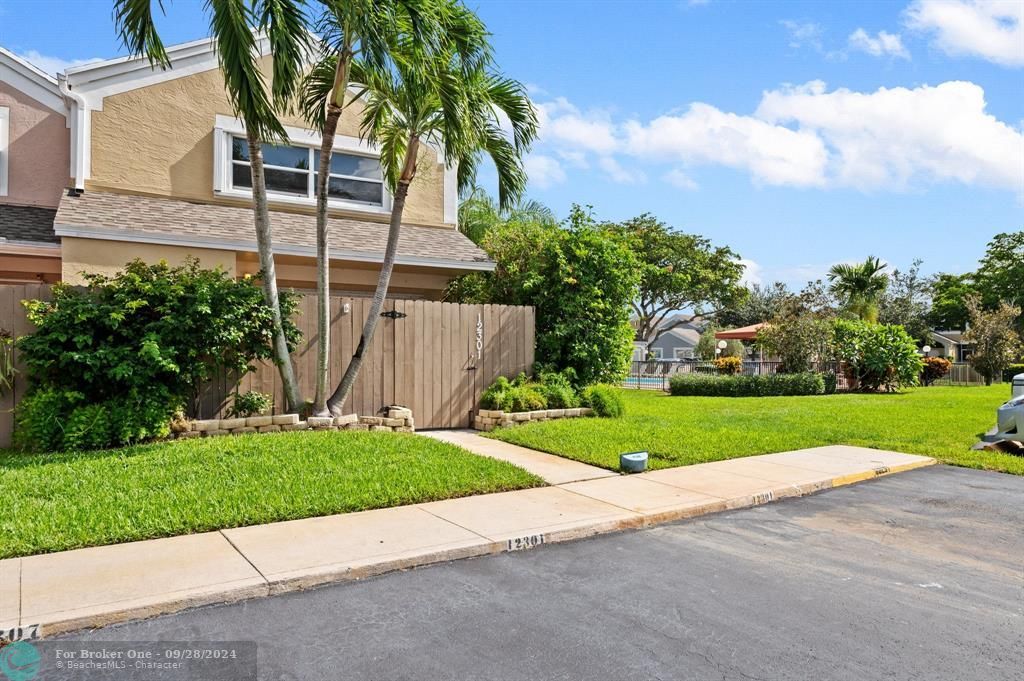 Active With Contract: $442,500 (3 beds, 2 baths, 1550 Square Feet)