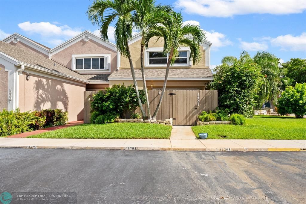 Active With Contract: $442,500 (3 beds, 2 baths, 1550 Square Feet)