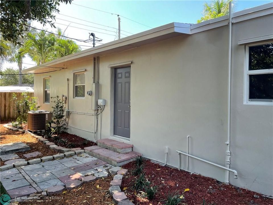 For Rent: $2,950 (2 beds, 1 baths, 966 Square Feet)