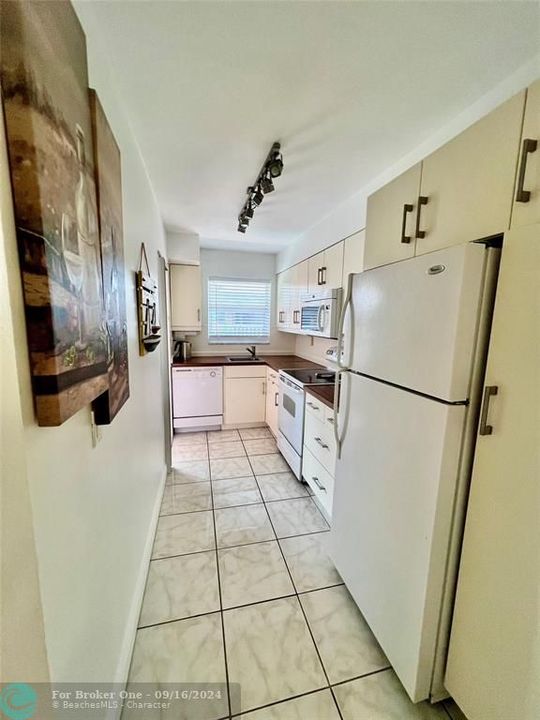 For Sale: $158,000 (1 beds, 1 baths, 650 Square Feet)