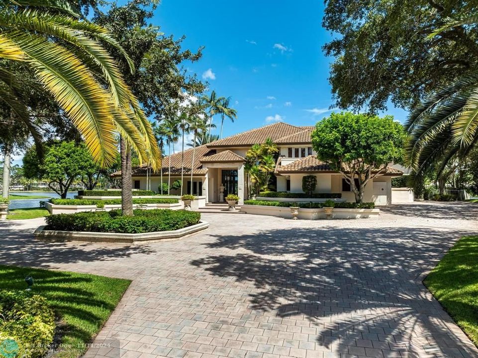 For Sale: $7,495,000 (5 beds, 6 baths, 7676 Square Feet)