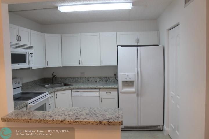 Active With Contract: $1,575 (1 beds, 1 baths, 682 Square Feet)