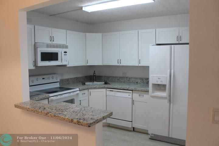 Active With Contract: $1,575 (1 beds, 1 baths, 682 Square Feet)