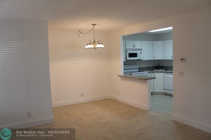 Active With Contract: $1,575 (1 beds, 1 baths, 682 Square Feet)