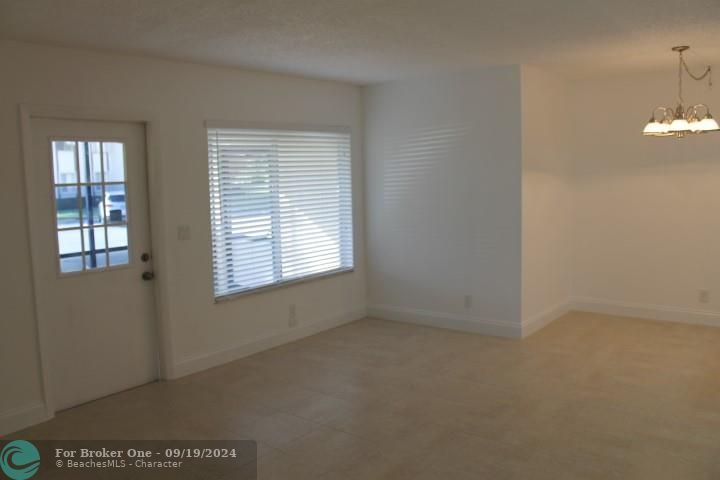 Active With Contract: $1,575 (1 beds, 1 baths, 682 Square Feet)