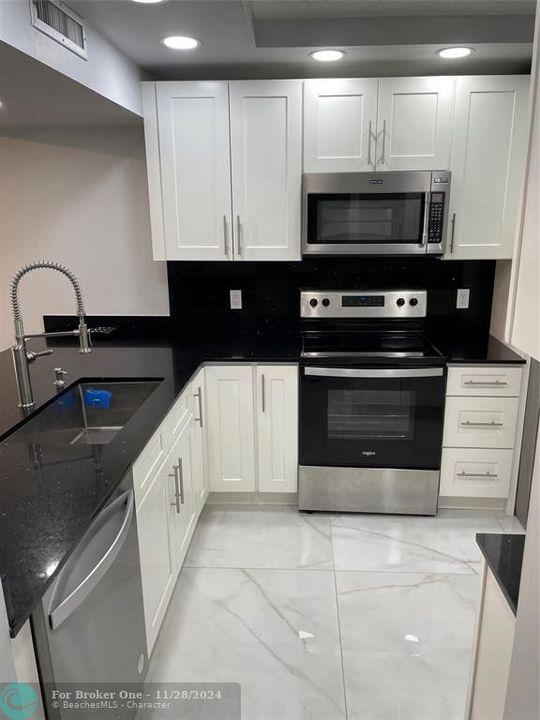 Active With Contract: $2,500 (2 beds, 2 baths, 1385 Square Feet)