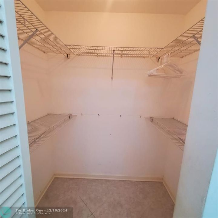 For Sale: $99,900 (1 beds, 1 baths, 850 Square Feet)