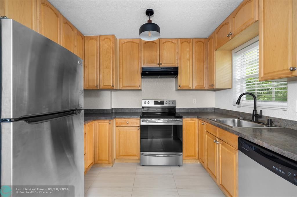 Active With Contract: $1,895 (2 beds, 1 baths, 3780 Square Feet)