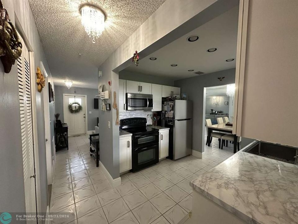 For Sale: $379,900 (2 beds, 2 baths, 1295 Square Feet)