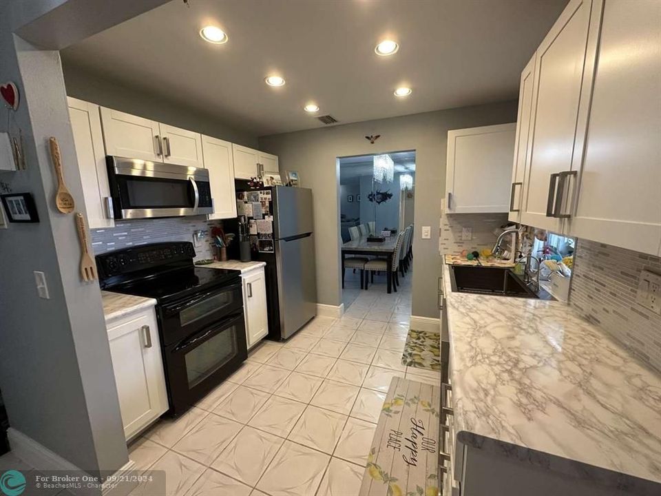 For Sale: $379,900 (2 beds, 2 baths, 1295 Square Feet)