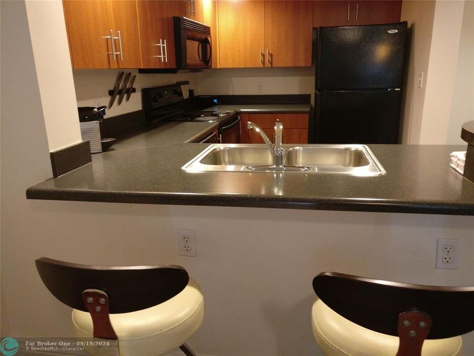 Active With Contract: $2,495 (1 beds, 1 baths, 835 Square Feet)