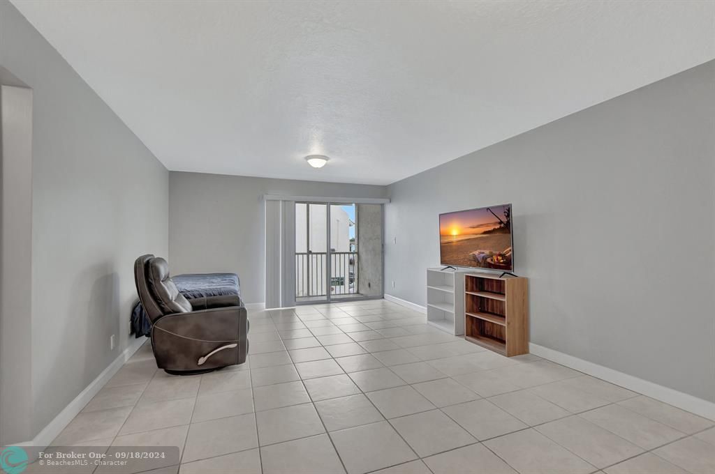 Active With Contract: $179,000 (1 beds, 1 baths, 800 Square Feet)