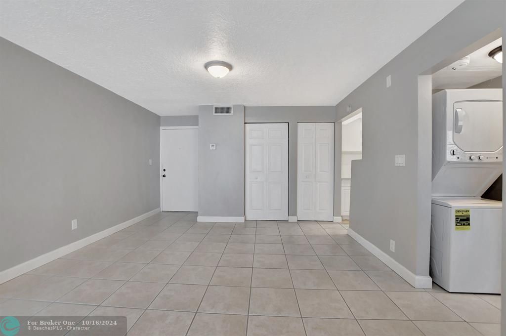 Active With Contract: $179,000 (1 beds, 1 baths, 800 Square Feet)