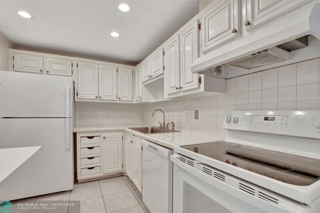 Active With Contract: $179,000 (1 beds, 1 baths, 800 Square Feet)