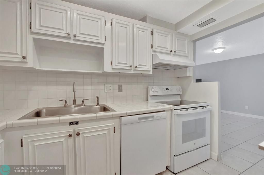 Active With Contract: $179,000 (1 beds, 1 baths, 800 Square Feet)