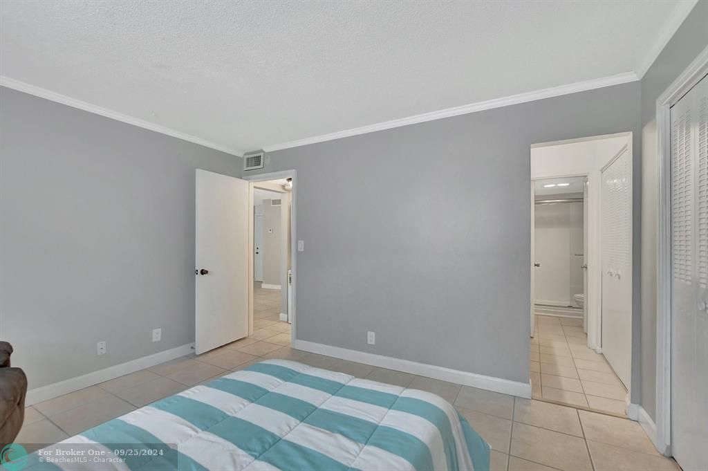 Active With Contract: $179,000 (1 beds, 1 baths, 800 Square Feet)