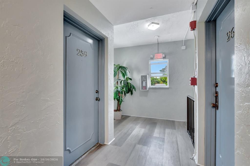 Active With Contract: $179,000 (1 beds, 1 baths, 800 Square Feet)