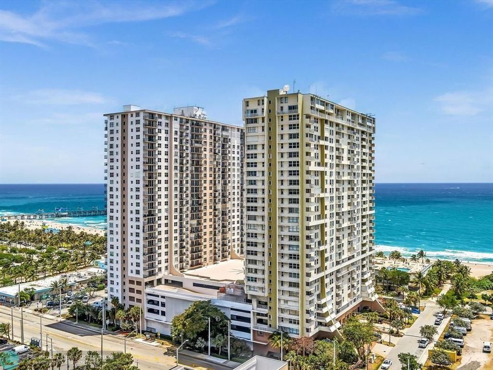 Active With Contract: $324,888 (1 beds, 1 baths, 721 Square Feet)