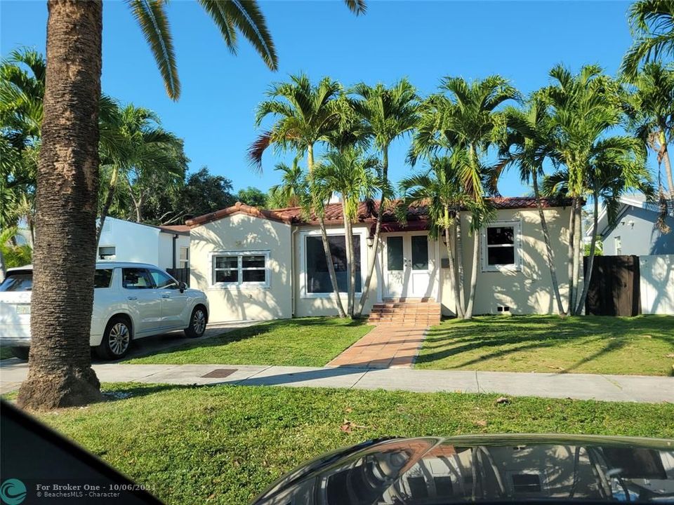 For Sale: $1,550,000 (4 beds, 2 baths, 1712 Square Feet)