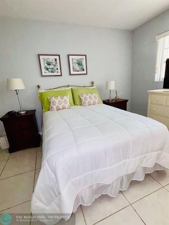 Active With Contract: $1,400 (1 beds, 1 baths, 660 Square Feet)