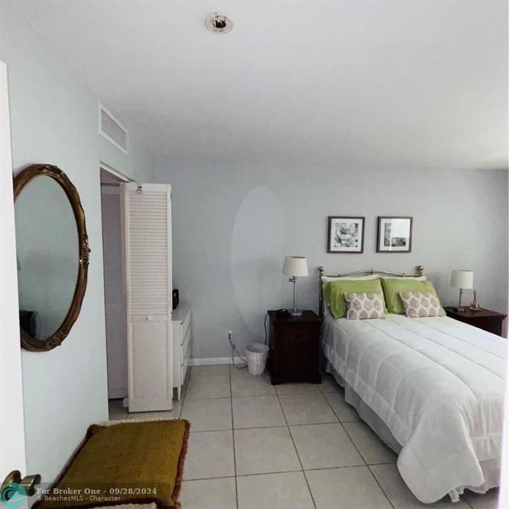 Active With Contract: $1,400 (1 beds, 1 baths, 660 Square Feet)