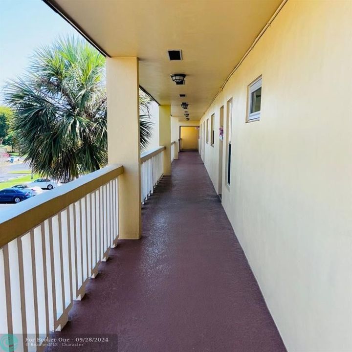 Active With Contract: $1,400 (1 beds, 1 baths, 660 Square Feet)