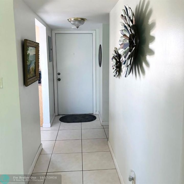 Active With Contract: $1,400 (1 beds, 1 baths, 660 Square Feet)