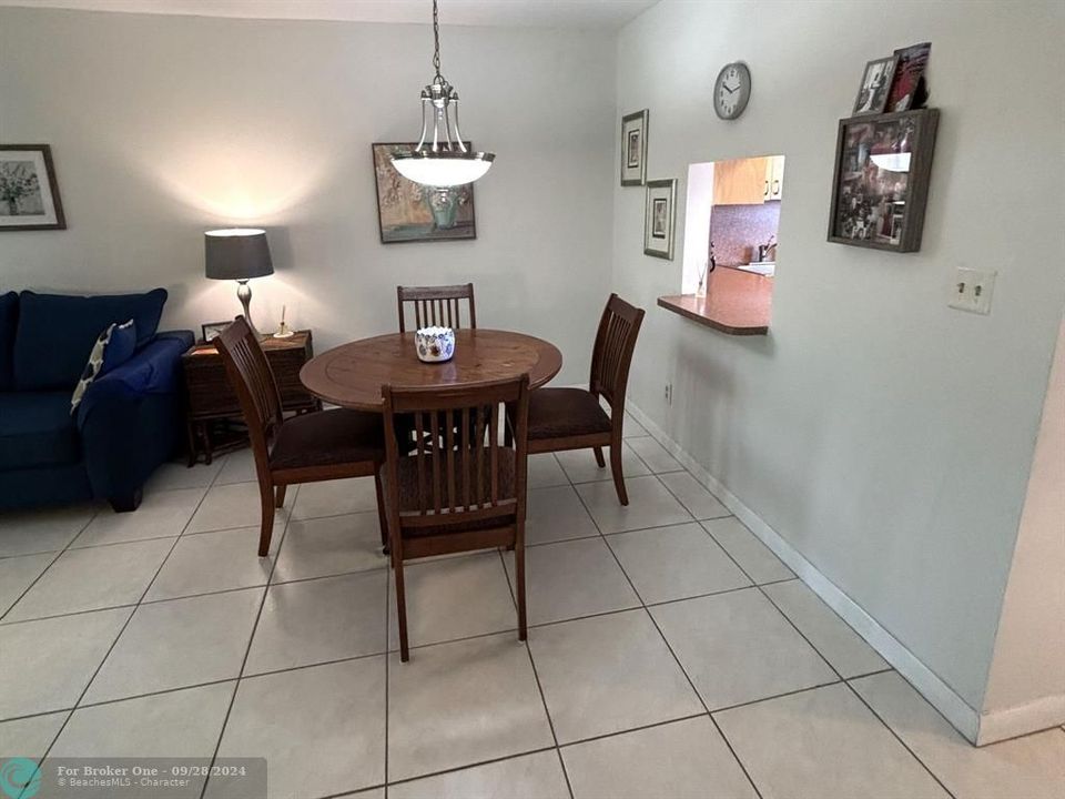 Active With Contract: $1,400 (1 beds, 1 baths, 660 Square Feet)