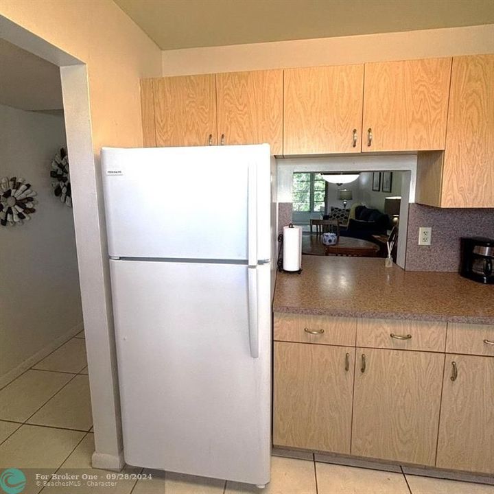 Active With Contract: $1,400 (1 beds, 1 baths, 660 Square Feet)