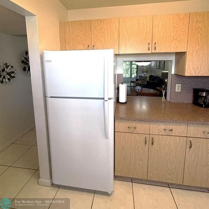 Active With Contract: $1,400 (1 beds, 1 baths, 660 Square Feet)