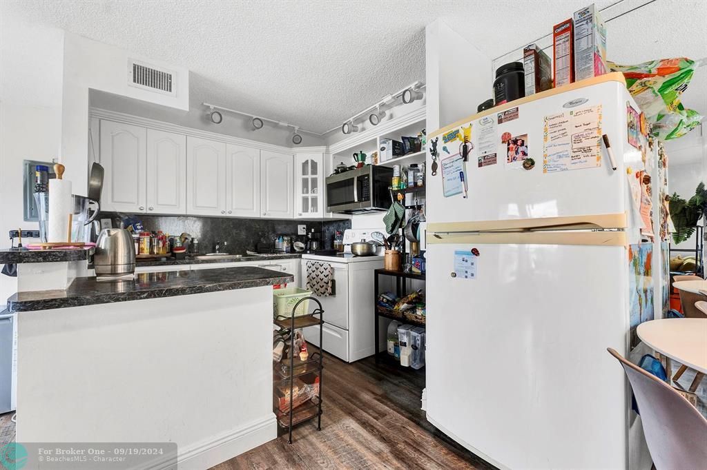 For Sale: $189,000 (2 beds, 2 baths, 816 Square Feet)