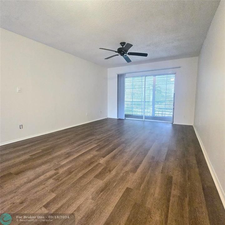 For Rent: $1,350 (1 beds, 1 baths, 725 Square Feet)