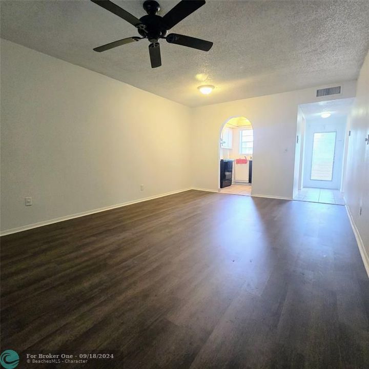 For Rent: $1,350 (1 beds, 1 baths, 725 Square Feet)