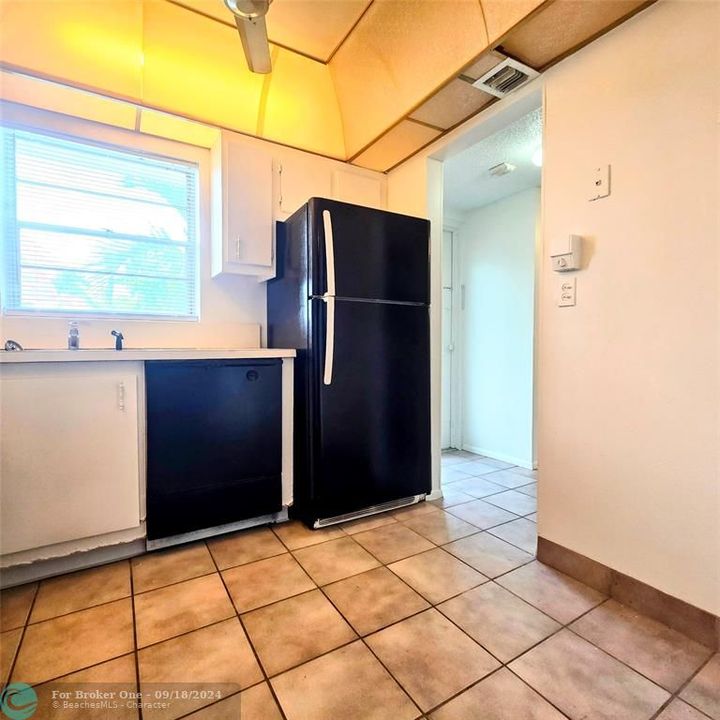 For Rent: $1,350 (1 beds, 1 baths, 725 Square Feet)