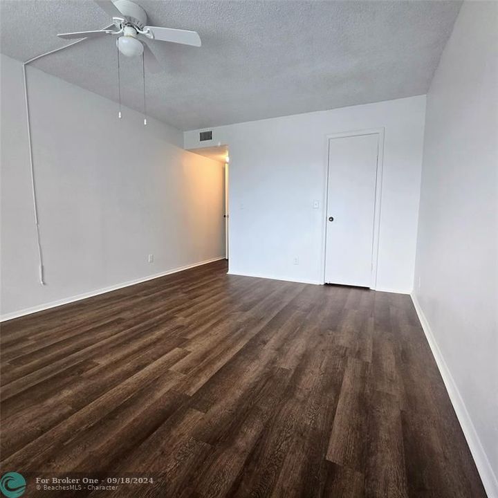 For Rent: $1,350 (1 beds, 1 baths, 725 Square Feet)