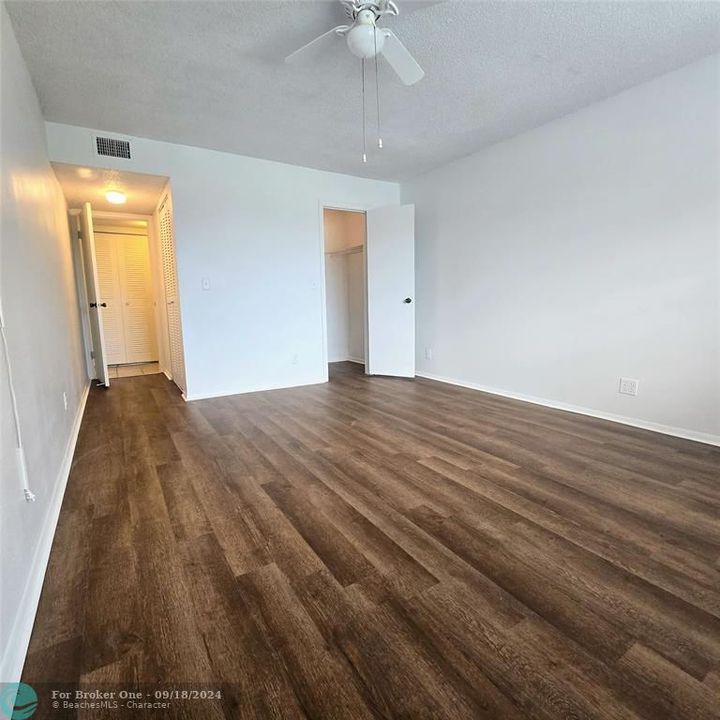 For Rent: $1,350 (1 beds, 1 baths, 725 Square Feet)