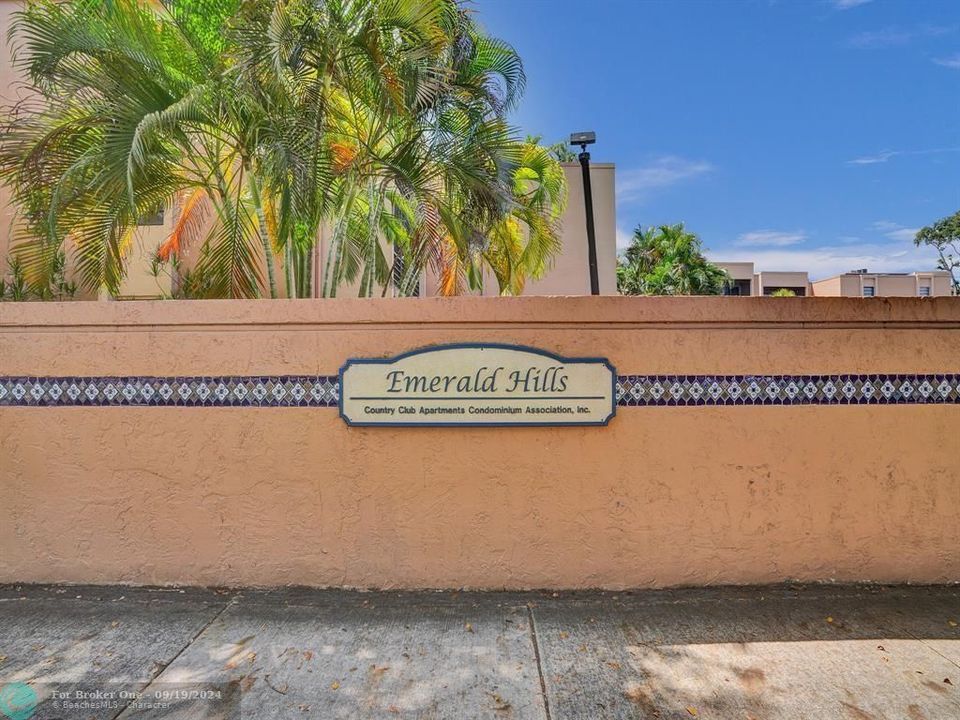 For Sale: $305,000 (2 beds, 2 baths, 1127 Square Feet)