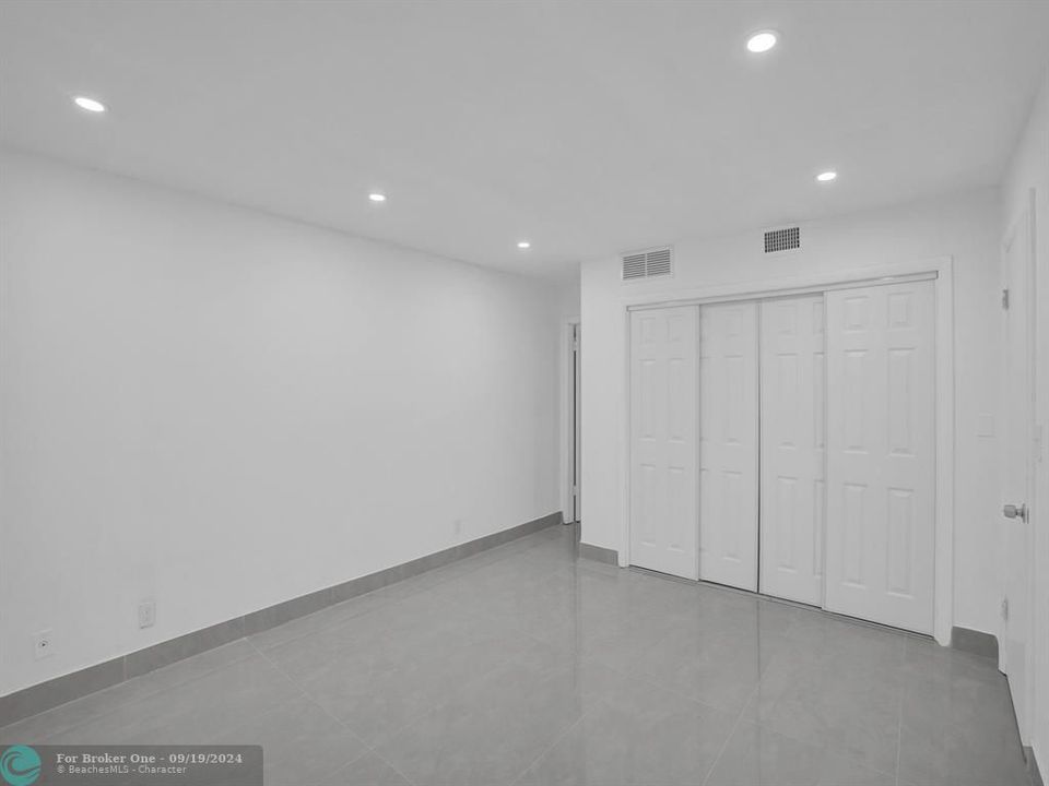 For Sale: $305,000 (2 beds, 2 baths, 1127 Square Feet)