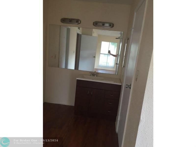 For Rent: $2,100 (2 beds, 1 baths, 980 Square Feet)