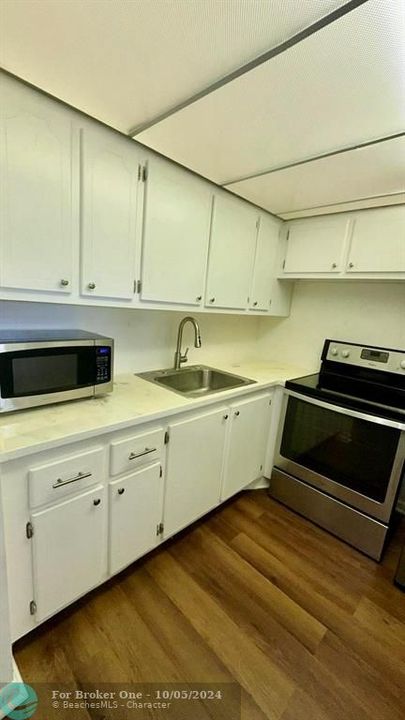 Active With Contract: $1,250 (1 beds, 1 baths, 615 Square Feet)