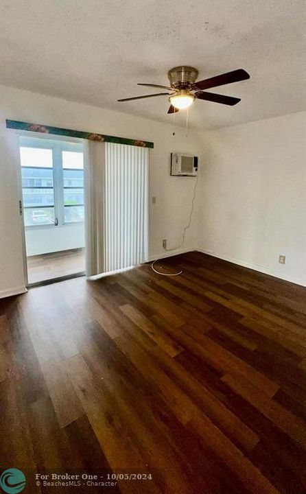 Active With Contract: $1,250 (1 beds, 1 baths, 615 Square Feet)