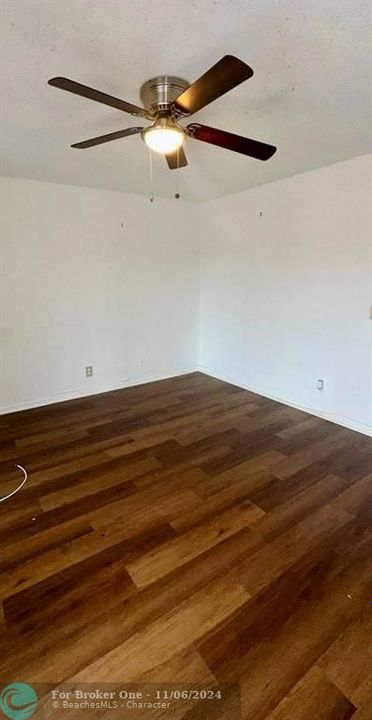 Active With Contract: $1,250 (1 beds, 1 baths, 615 Square Feet)