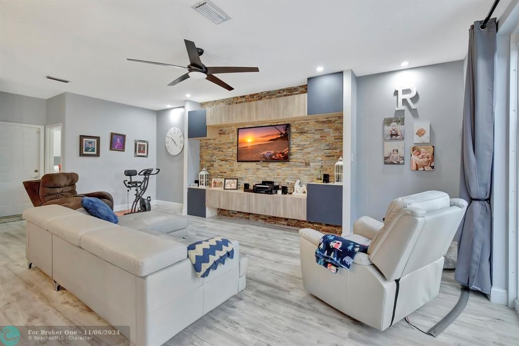 Active With Contract: $840,000 (4 beds, 2 baths, 2880 Square Feet)