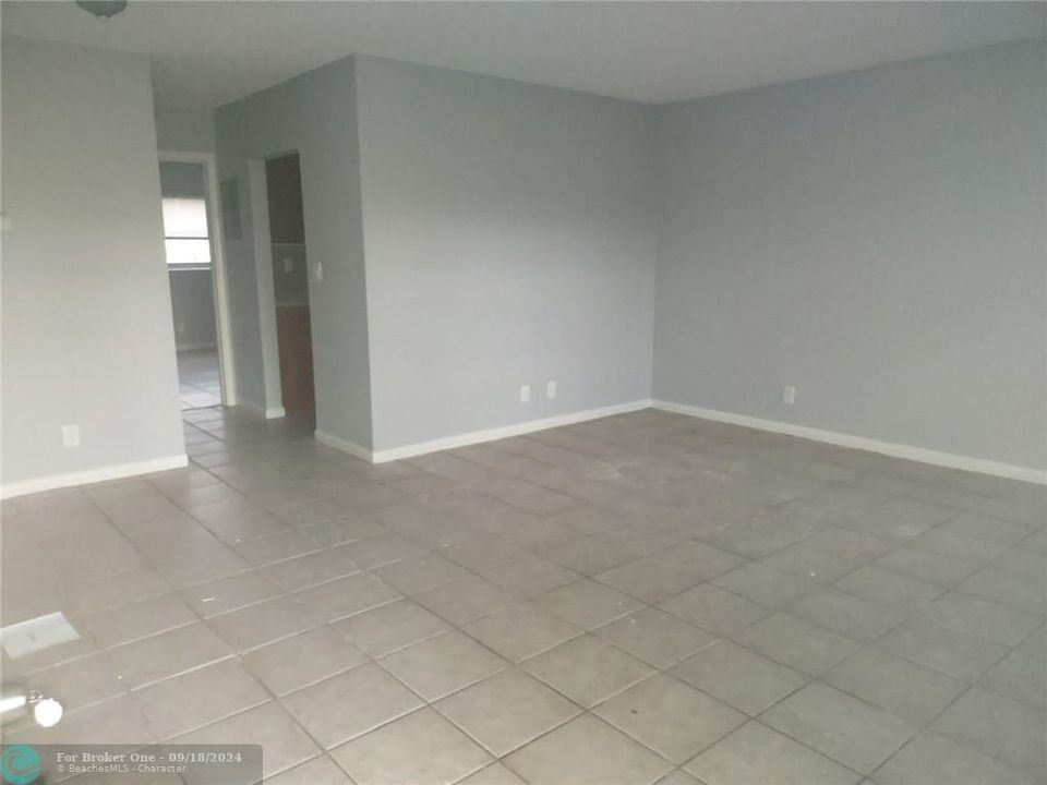 For Rent: $1,550 (1 beds, 1 baths, 633 Square Feet)