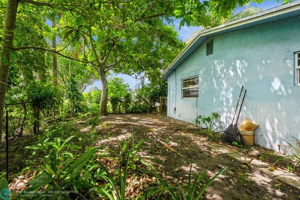 Active With Contract: $440,000 (3 beds, 2 baths, 1896 Square Feet)