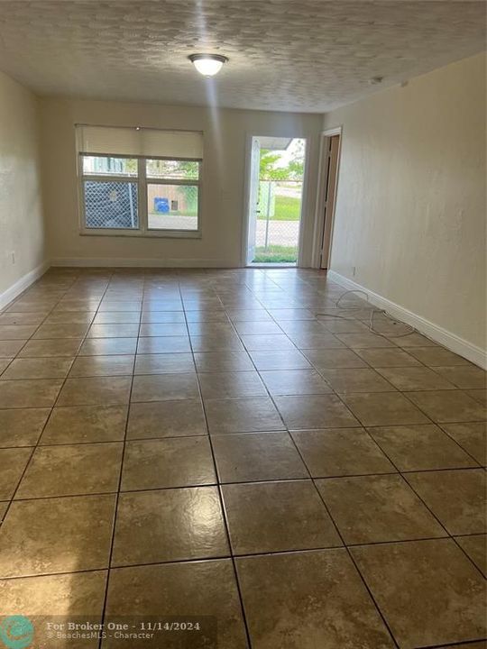 For Sale: $1,900 (2 beds, 2 baths, 963 Square Feet)