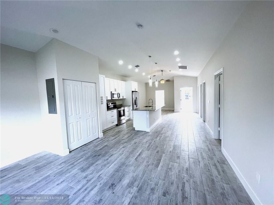 For Sale: $2,600 (3 beds, 2 baths, 2360 Square Feet)