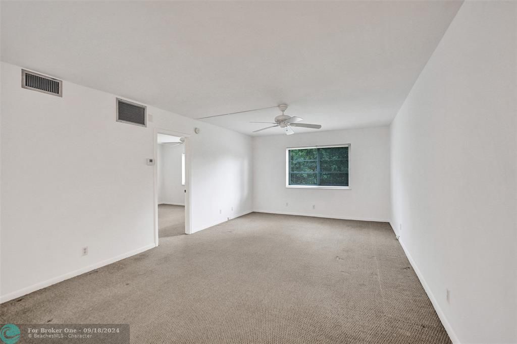 Active With Contract: $159,000 (1 beds, 1 baths, 750 Square Feet)