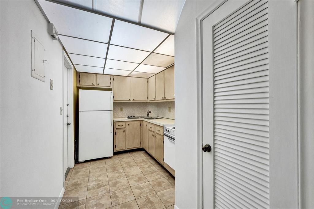 Active With Contract: $159,000 (1 beds, 1 baths, 750 Square Feet)