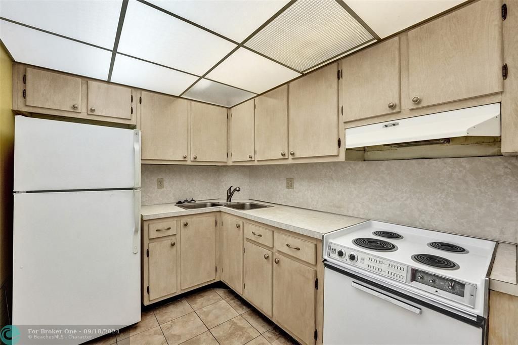 Active With Contract: $159,000 (1 beds, 1 baths, 750 Square Feet)